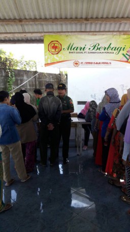 Pendampingan pembagian sembako oleh Babinsa Ketimang Koramil 0816/13 Wonoayu