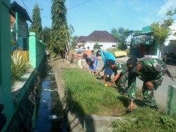 Babinsa Ramil 0816/08 bersama warga bergotong royong laksanakan kerja bakti