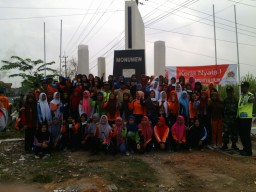 Karya bakti,Anggota Koramil 12 dan warga serbu monumen perjuangan di Prambon