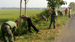 Anggota Ramil 0816/02 bersama warga ciptakan lingkungan yang bersih