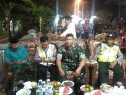 Babinsa Sebagai Tiga pilar Desa Hadiri Pagelaran Wayang Kulit Dalam Acara Ruwat Desa Lemujud