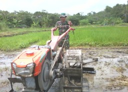 Garap sawah petani, Babinsa Ramil 09 buktikan kecanggihan handtraktor