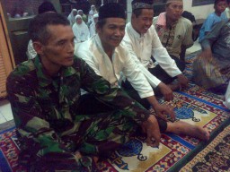 Babinsa 03/Buduran berikan wasbang saat sholat mahgrib di Masjid Al Hidayah Buduran