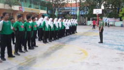 Pelda Sutikno melatih eksekul Paskibra siswa SMPN 5 Sidoarjo