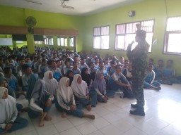 Anggota Makodim Sidoarjo latih dan bekali wasbang pada siswa SMKN 1 Sidoarjo