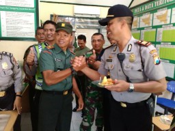 Solidaritas Polri-TNI, dalam menjaga kedaulatan NKRI.
