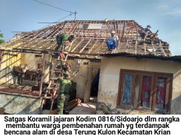 Pasca Bencal puting beliung, Babinsa Ramil 09/Krian bersama relawan dan masyarakat bantu perbaikan r