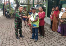 Koramil Candi Bagikan Zakat Fitrah Kepada Kaum Dhuafa