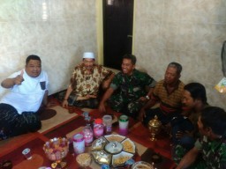 Danramil 0816/18 Sedati bersama Babinsa Silaturahmi dengan Toda Toga desa Segoro Tambak