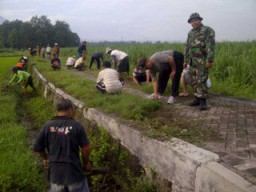 Bersama masyarakat, Koramil 07 kerja bakti di desa Tanjek Wagir