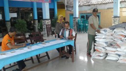 Babinsa Desa Rejeni Mengikuti giat Pembagian Raskin