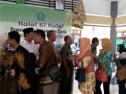 Dengan saling memaafkan akan semakin memperkuat tali silaturahmi antar sesama