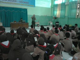 Siswa/Siswi SMAN 01/Sidoarjo antusias menerima pengenalan Saka Wira Kartika