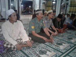 Babinsa Desa Mojoruntut Bersama Forkopimka Melaksanakan Sholat Tarawih di Masjid Nurul Huda.