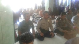 ANGGOTA KORAMIL DAN POLSEK TANGGULANGIN SHOLAT JUM’AT BERSAMA MASYARAKAT