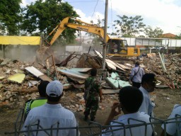 Pantau penertiban kios di emplasemen stasiun Buduran
