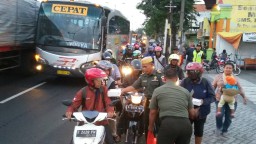 Peran serta Koramil 0816/14 Taman dalam rangka membagi Ta'jil bersama PC LDII dan Polsek Taman