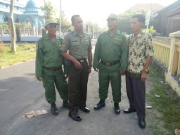 Bhabinkamtibmas Bersama Linmas Menjaga Situasi Kamtibmas Desa