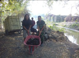 Babinsa 02/Candi bersama masyarakat kerja bakti bersihkan sungai