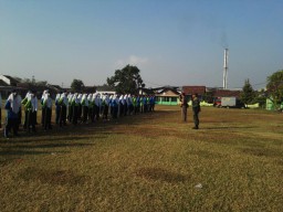 Anggota 0816/06 melatih Paskibraka SMPN 1 Tanggulangin