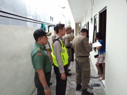 BABINSA BERSAMA SATPOL PP DAN DISPENDUK KABUPATEN SIDOARJO MELAKSANAKAN OPERASI YUSTISI