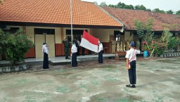 Danramil Sebagai Pembina Upacara Bendera Hari Senin Di SMPN 1 Tanggulangin.