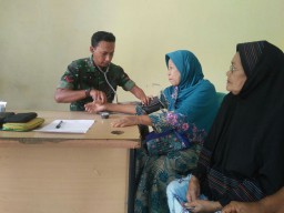 ANGGOTA KORAMIL JABON MENGADAKAN PENGECEKAN PASIEN KATARAK