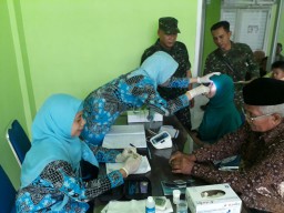 Koramil 0816/ 06 dampingi screnning awal pasien katarak di Puskesmas Tanggulangin