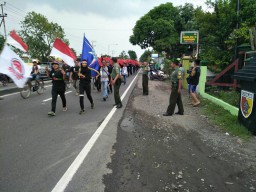 Anggota Koramil 10/Balongbendo sambut gembira kedatangan kirab bendera merah putih