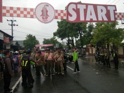 Babinsa Kodim 0816 ikut memeriahkan gerak jalan Mojokerto - Surabaya