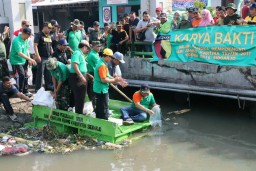 Kodim 0816 Sidoarjo Karya Bakti Bersih-bersih sungai dalam rangka peringati Hari Juang Kartika Tahun 2017.