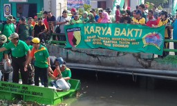 TNI bersama Warga Kecamatan Gedangan Karya Bhakti