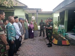 Anggota Koramil 0816/ 06 Tanggulangin Melaksanakan Pendampingan Pasien Katarak di Korem 084/ BJ