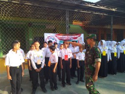 Babinsa Koramil 0816/ 03 Buduran bekali materi Wasbang di SMP 10 Nopember