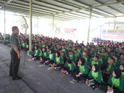 Bentuk Generasi Muda Yang Tangguh Danramil 0816/18 Sedati Berikan Pentingnya Manfaat Wasbang Kepada Siswa SMK Penerbangan Sedati.