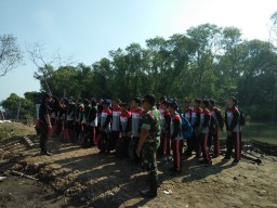 Kepala Sekolah SMP N 2 Jabon medukung Penyelenggaraan Outbound dari Koramil 0816/08 Jabon.