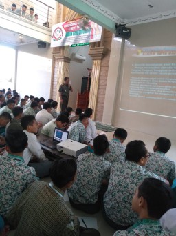 Koramil 0816/16 waru sukseskan program MSTT dan MPLS di SMA Negeri 1 Waru