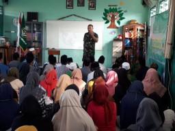 Serma Samsul Arifin Babinsa Koramil 0816/01 sampaikan wasbang kepada IPNU - IPPNU Sidoarjo