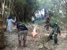 Babinsa Koramil 0816 /13 Wonoayu Bantu Pembuatan Jalan Baru.