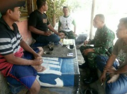 Menjalin Komunikasi bersama , Serka Ahmad hadi di Desa Binaanya