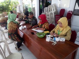 Babinsa Desa Sidomulyo mengikuti Posbindu di wilayahnya binaannya