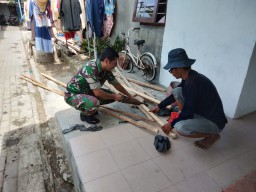 Babinsa Koramil 0813/13 Wonoayu Tingkatkan Komsos dengan Warga