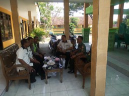 Babinsa Koramil 0816/18 Sedati Aktif Laksanakan Komsos Dengan Aparat Desa Binaan.