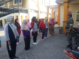 Babinsa Serma Ach. Saifi, Beri Pelatihan PBB Kepada Ibu PKK Kelurahan Krian