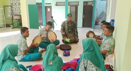 Babinsa Koramil 0816/17 Gedangan komsos dengan Siswa ekskul Terbangan