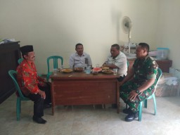 Babinsa 0816/13 Wonoayu laksanakan komsos di Kantor Kepala Desa Karangpuri