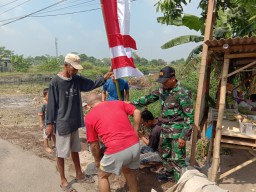 Babinsa koramil 01/sidoarjo Bantu Warga Pasang Spanduk /umbul-umbul Peringatan Hut RI ke74