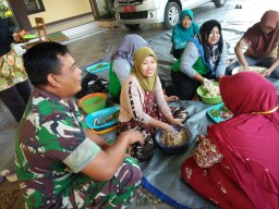 Babinsa Desa Kupang Bersama-sama Ibu-ibu PKK Membuat Kue