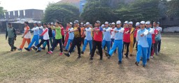 Serka Kistam sedang mengajar Kegiatan PBB Materi Langkah Tegap.