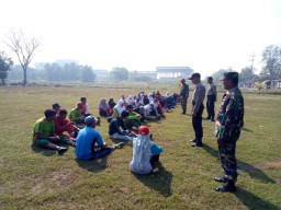 Anggota Koramil 0816/13 Wonoayu Melatih Paskibra Tingkat Kecamatan
